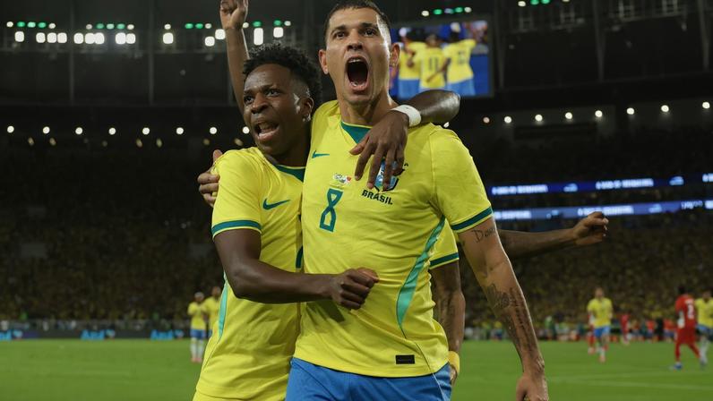 Bruno Guimarães e Vinícius Jr celebram gol do Brasil contra o Panamá 31 de maio de 2026 REUTERS/Ricardo Moraes