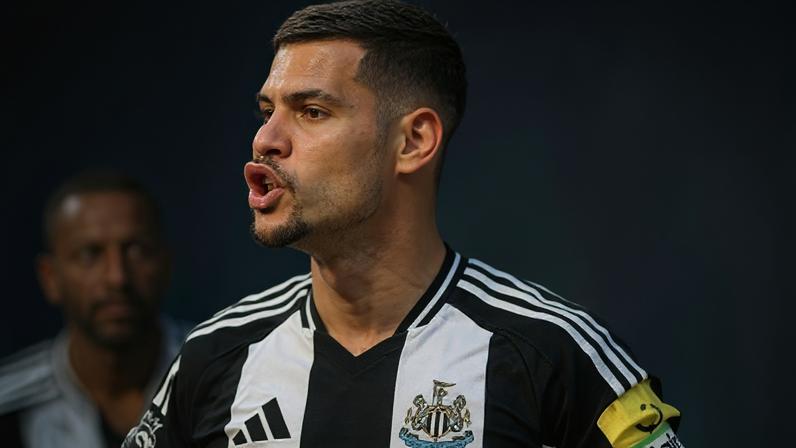 Bruno Guimarães comemora gol pelo Newcastle