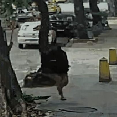 Mulher fica presa após tampa de bueiro ceder no Rio de Janeiro
