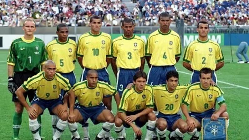 França. Copa de 1998 na França. O time do Brasil posado na final de 98 no Stade de France, em Saint-Denis. Da esq. p/ dir. Taffarel (1), Cesar Sampaio (5), Rivaldo (10), Aldair (3), Junior Baiano (4), Cafu (2), Ronaldo (9), Roberto Carlos (6), Leonardo (11), Bebeto (20) e Dunga (8). - Crédito: