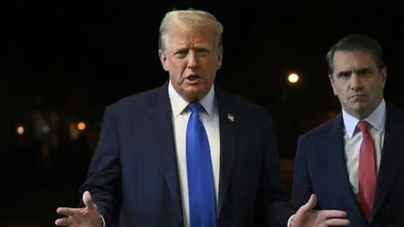 Donald Trump com Todd Blanche — Foto: Angela Weiss/AP
