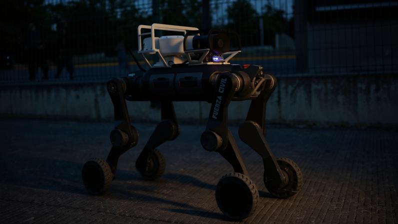 Polícia de Monterrey também conta com a ajuda de um cachorro-robô — Foto: Daniel Becerril/Reuters