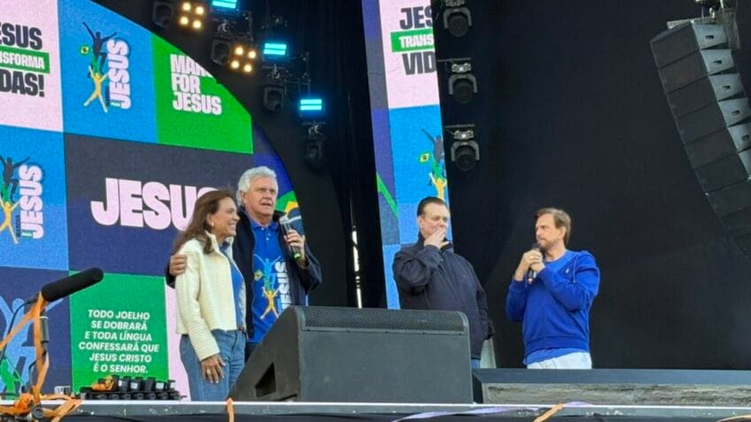 O pré-candidato à Presidência Ronaldo Caiado (esq.) discursou na Marcha para Jesus ao lado do presidente do PSD, Gilberto Kassab (ao centro)