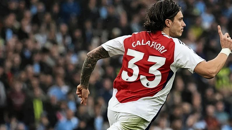 Riccardo Calafiori comemora o gol que marcou para o Arsenal no empate com o Manchester City