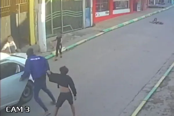 Foto colorida de vídeo mostrando momento de tentativa de sequestro de menino em Guaianases, zona leste de São Paulo.