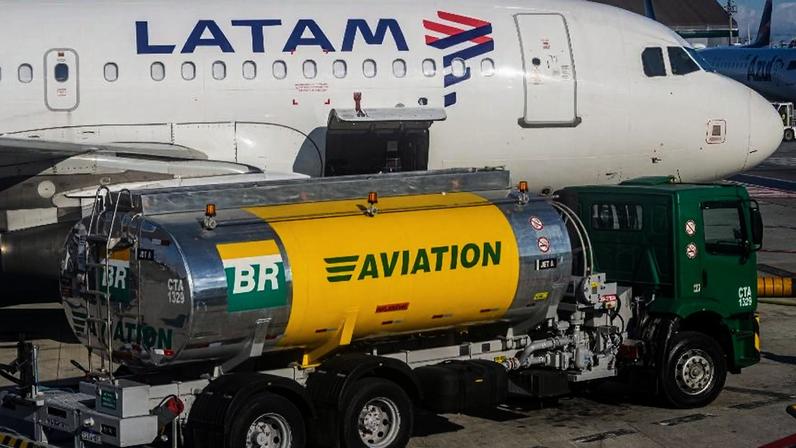 Caminhão de combustível abastece avião no aeroporto de Congonhas, em São Paulo