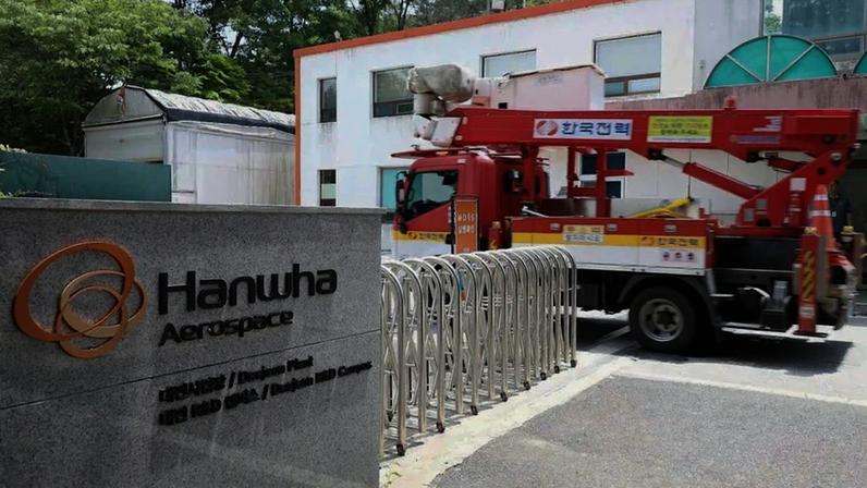 Caminhão de resgate entra na fábrica da Hanwha Aerospace após explosão — Foto: Reprodução: Nikkei Asia
