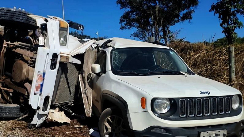 Caminhão tomba em cima de Jeep Renegade