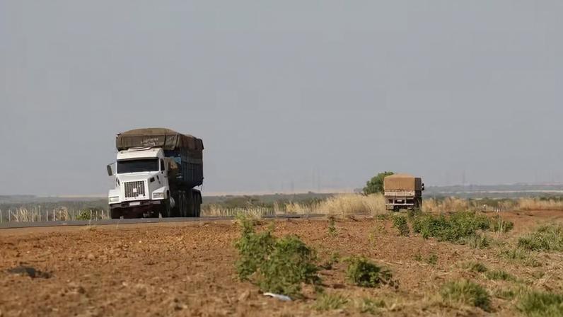 Caminhões circulam na rodovia MA-140, em Balsas — Foto: Fernando Frazão/Agência Brasil