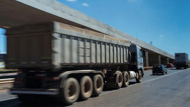 Caminhões trafegam pela BR-040