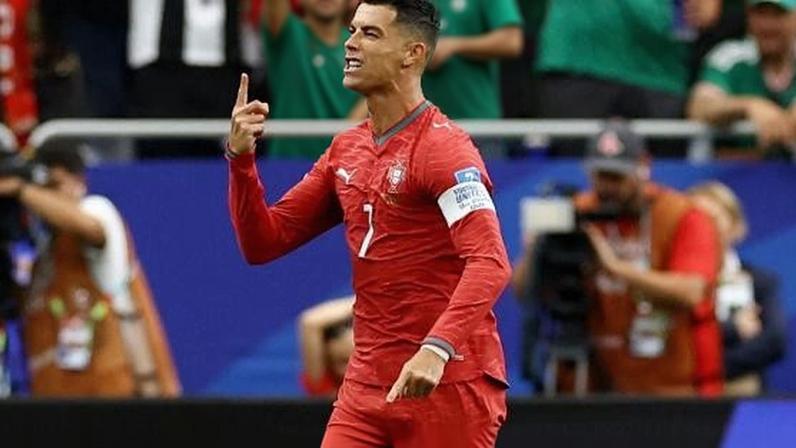 Cristiano Ronaldo comemora ao marcar o seu gol contra o Uzbequistão na Copa