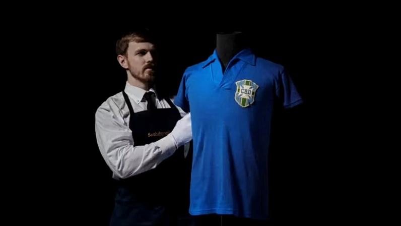 Camisa de Pelé na final de 1958 vai ser leiloada neste ano — Foto: Sotheby’s