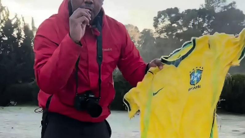 Camisa da Seleção amanhece congelada em cidade que atingiu temperaturas negativas nesta madrugada, 19