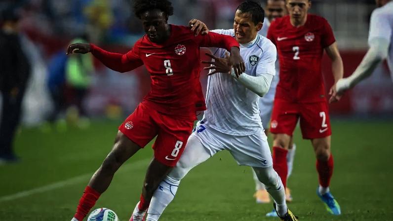 Ismael Kone (Canadá) disputando a bola contra Otabek Shukurov, no dia 01.06.2026.