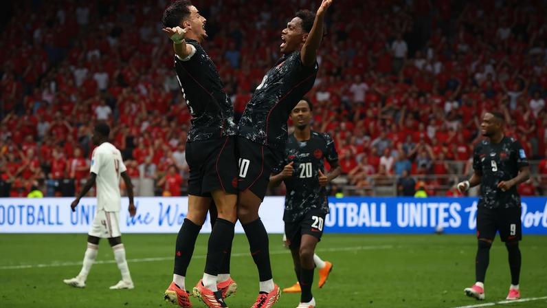Jonathan David comemora o terceiro gol do Canadá com Stephen Eustáquio 18 de junho de 2026 REUTERS/Agustin Marcarian