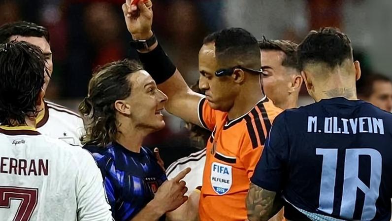 Canobbio, do Uruguai, foi expulso durante partida contra a Espanha na Copa do Mundo