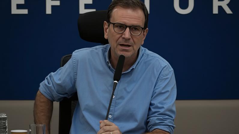 Eduardo Paes anuncia ajuda para escolas de samba afetadas por incêndio - Metrópoles