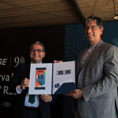 IBGE lança selo para comemorar 90 anos e inicia contagem para o centenário