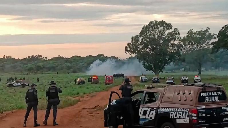 Polícias estaduais chegaram à retomada Tapykora Korá logo cedo, neste domingo (26), após uma madrugada com jagunços atacando os Kaiowá e Guarani. Frame: Vídeo Aty Guasu/Reprodução