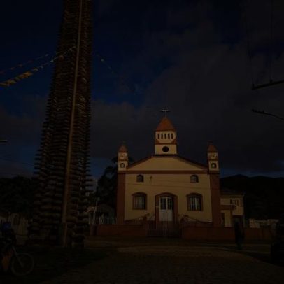 MG: vilarejo de 700 moradores preserva costume de 86 anos com fogueira gigante