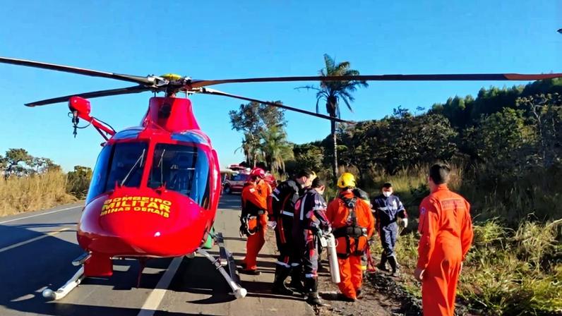 Capotamento deixa três feridos e mobiliza resgate aéreo na BR-365, em Jequitaí