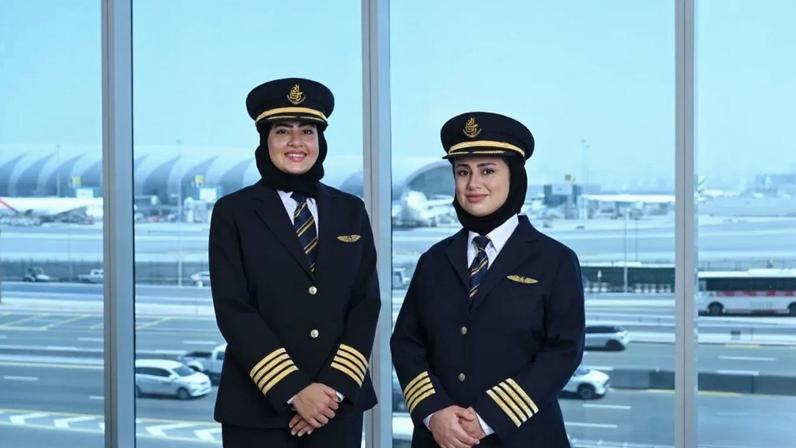 As comandantes Hanan Mohammed Jawad e Bakhita Al Mheiri, primeiras mulheres dos Emirados Árabes Unidos a alcançar o posto máximo na cabine da Emirates.