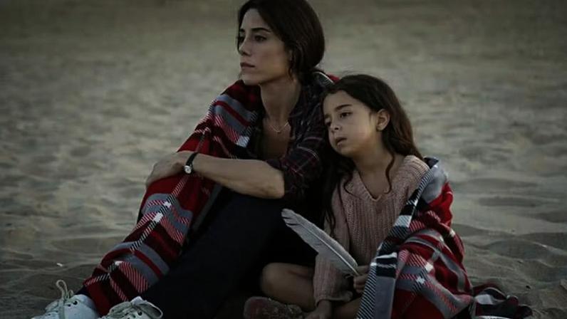 Cansu Dere e Beren Gökyildiz vivem mãe e filha adotiva na série turca Mãe (2016), que se tornou um sucesso no streaming e na TV — Foto: Reprodução/IMDb