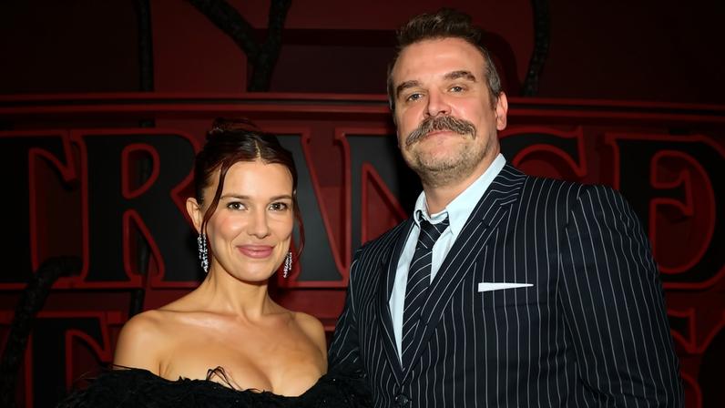 Millie Bobby Brown e David Harbour no evento de lançamento da quinta e última temporada de Stranger Things, em Los Angeles, em 6 de novembro de 2025 — Foto: Getty Images