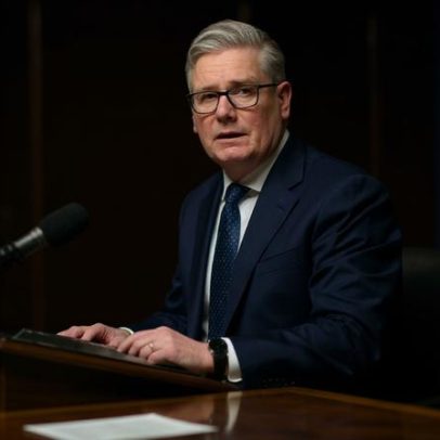 Ministro britânico: Starmer avalia realidades políticas ante ameaça à liderança