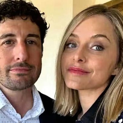 Atriz recém-divorciada do astro de American Pie revela que ainda estão namorando