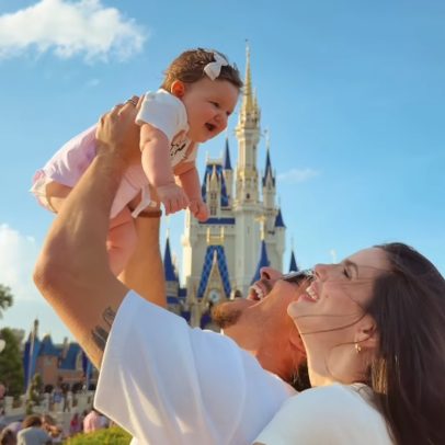 Camila Queiroz e Klebber Toledo visitam a Disney com a filha nos EUA.