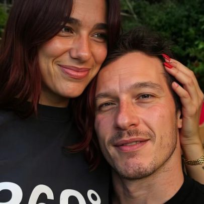 Ator chora durante casamento íntimo com Dua Lipa, diz jornal