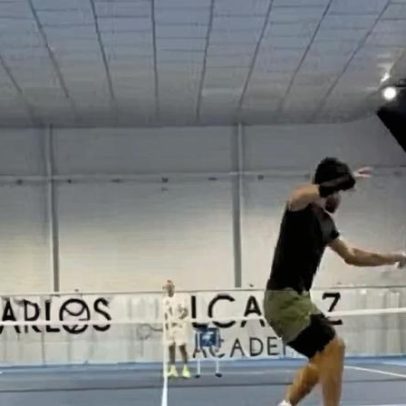 Alcaraz volta a treinar com a mão esquerda após lesão