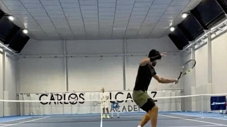 Alcaraz voltar a treinar somente a mão esquerda — Foto: Reprodução