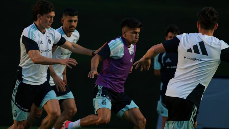 Thiago Almada treinou entre os titulares na Argentina na terça-feira — Foto: @afaseleccion