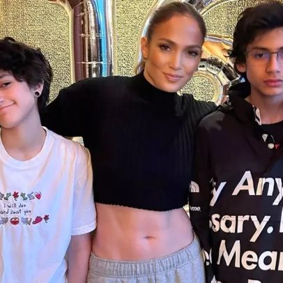 Jennifer Lopez celebra bolsas para filhos gêmeos e fala sobre TDAH