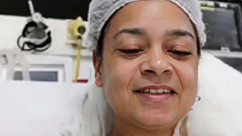 Jovem mordida por tubarão no Recife reencontra médico