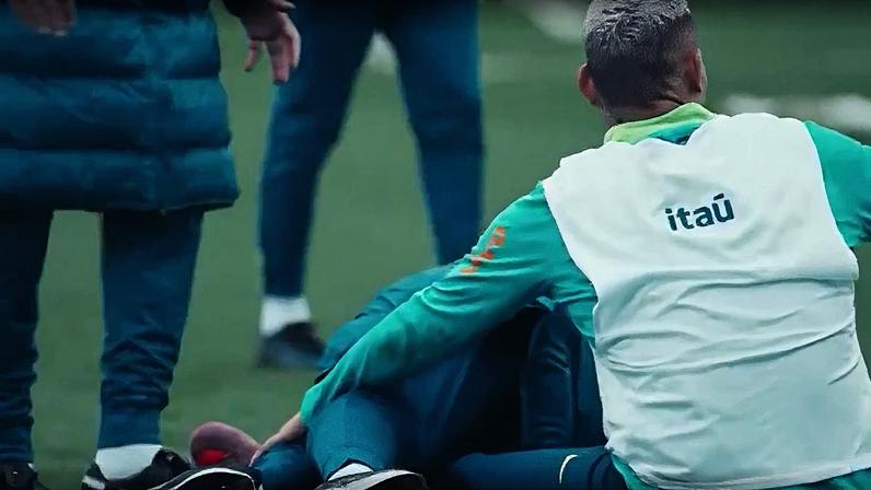 Ancelotti caído após ser acertado por carrinho de Richarlison em treino da Seleção — Foto: Reprodução / Globoplay