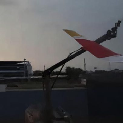 Avião colide com caminhão de bombeiros durante batismo em voo inaugural