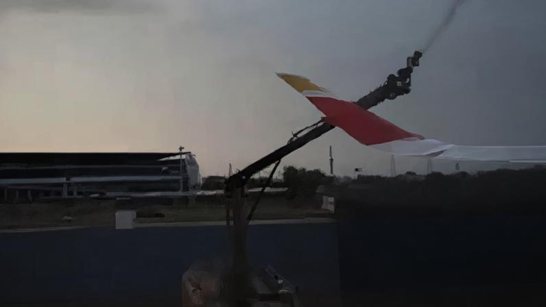 Avião bate no caminhão