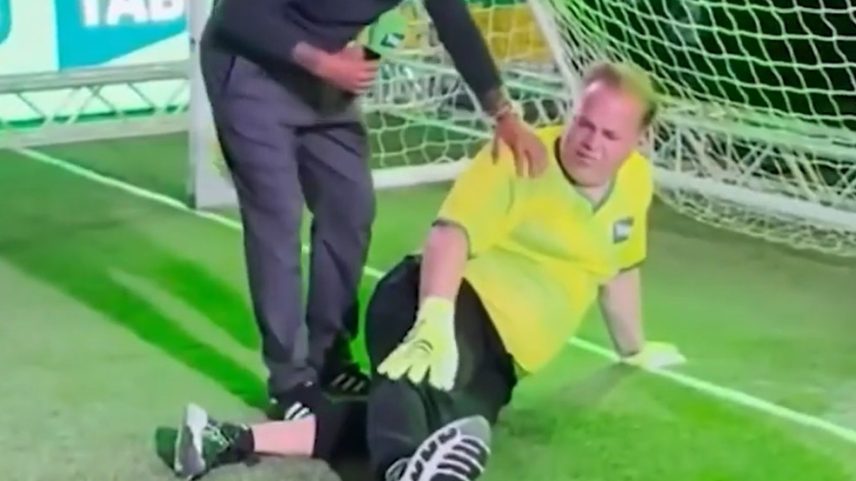 Mark Bosnich, ex-goleiro de Manchester United e Austrália, sente lesão em evento da Copa — Foto: Reprodução