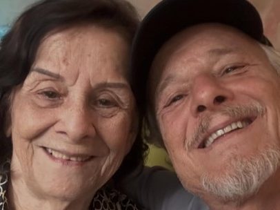 Marcello Novaes emociona ao posar com a mãe de 92 anos