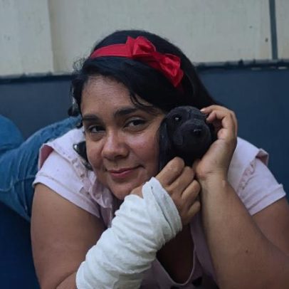 Mulher de 37 fingia ter 12 e enganou mãe adotiva no Rio