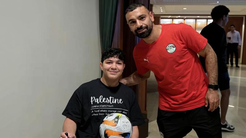 Salah tem encontro com palestino vítima da guerra em Gaza — Foto: Reprodução/Instagram