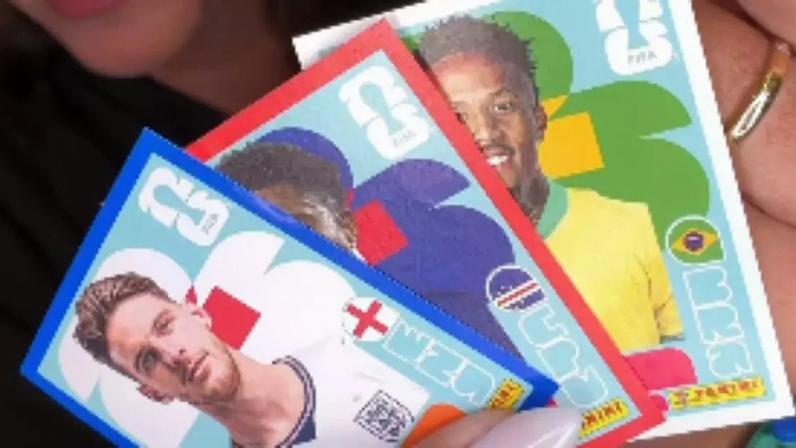 Figurinhas da Copa comprada nos EUA têm a borda com as cores da bandeira do país