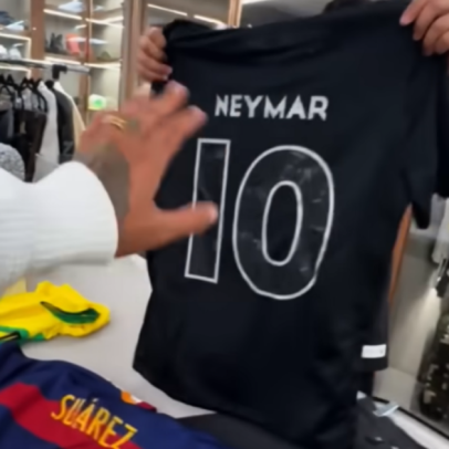 Neymar tem camisa do Corinthians com o próprio nome em guarda-roupa