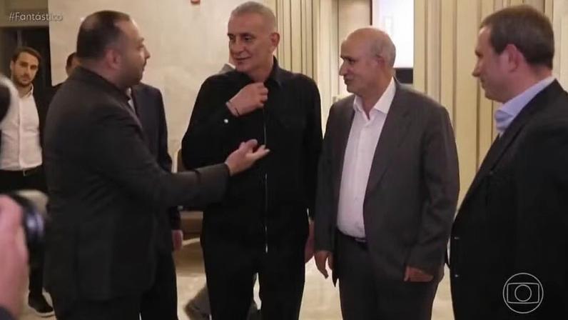 Mehdi Taj, segundo da direita para a esquerda, não poderá entrar nos EUA — Foto: Reprodução/Fantástico