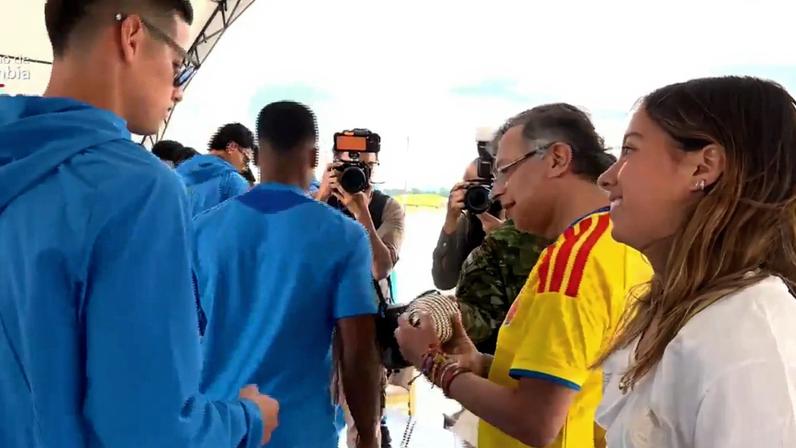 James Rodríguez (à esquerda), jogador da seleção da Colômbia de futebol, cumprimenta Gustavo Petro (de camisa amarela), presidente colombiano, e sua filha Antonella (à direita), em evento de despedida para Copa do Mundo em 4 de junho de 2026. — Foto: Divulgação/Presidência da Colômbia