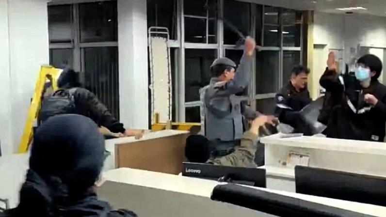 Polícia Militar foi acionada após grupo de pessoas tentarem invadir prédio da USP, em SP — Foto: Reprodução