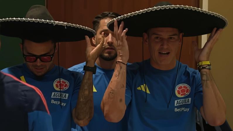 Luis Díaz e James Rodríguez de sombreiro em concentração da Colômbia — Foto: Reprodução